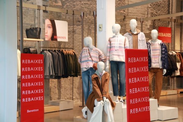 Sales at a clothing store in Barcelona (by Albert Cadanet)